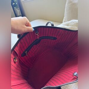 Louis Vuitton Neverfull Mm bag.